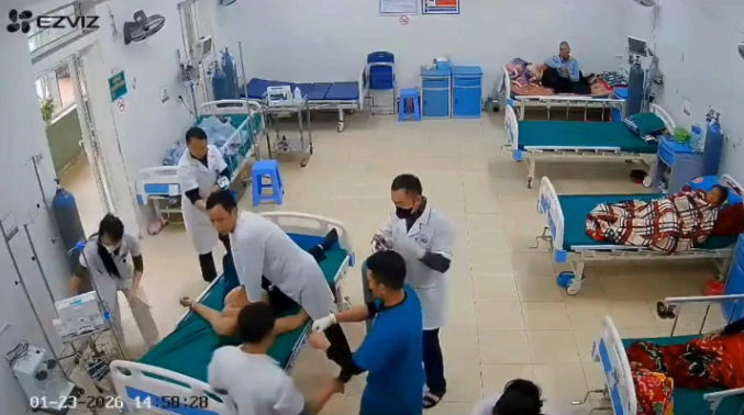 Người phụ nữ đột ngột ngừng tim khi đang chờ khám vì khàn tiếng